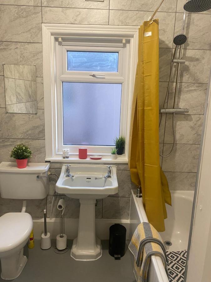1 Bedroom Spacious Apartment Lytham St. Annes Eksteriør bilde